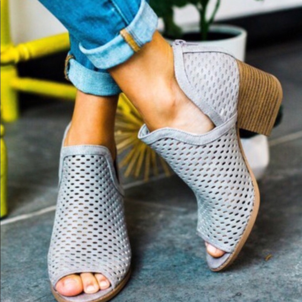 Light Grey peep toe ankle bootie says 8 but fits 9